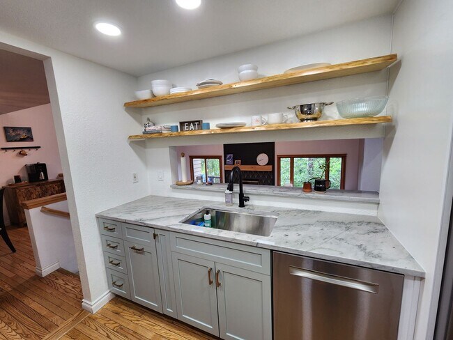 Building Photo - Charming 3-bed 2-bath condo in the heart o...