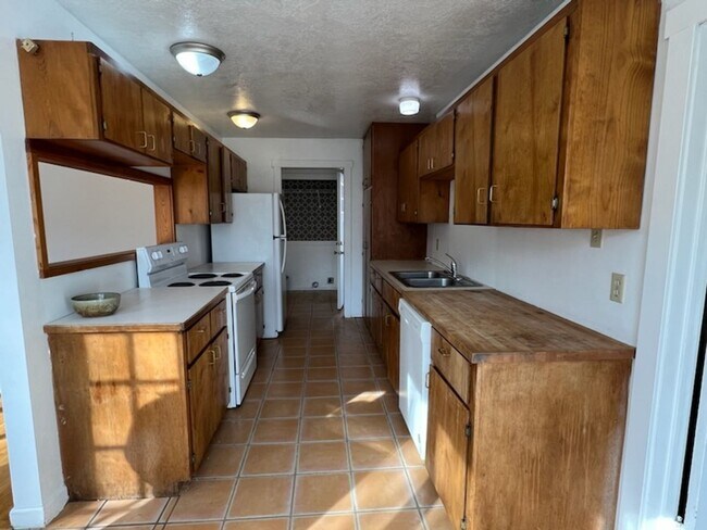 Foto del edificio - 3 bed/2.5 bath, carport, fenced back yard! Great location!