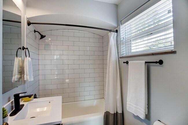 Foto del edificio - 1440 Elmwood Ave