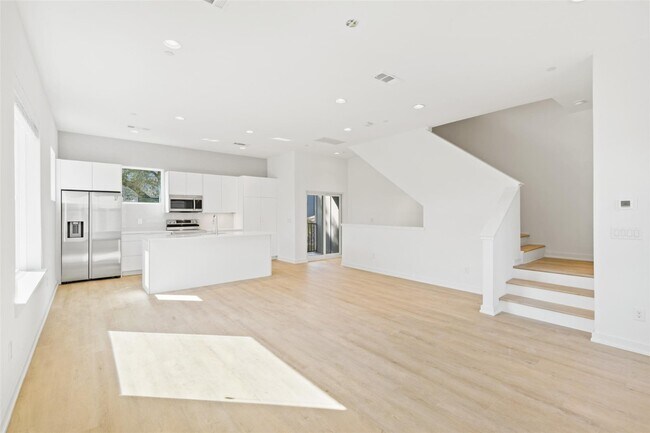 Foto del edificio - Modern 2-Bed Townhome with Attached 2-Car Garage & Balcony near Lower Greenville