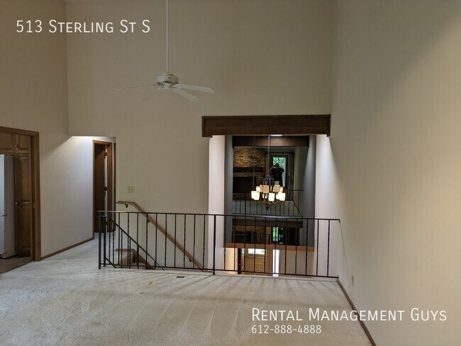 Building Photo - Awesome Townhome in Maplewood! Community P...