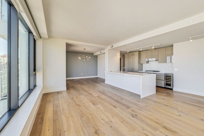 Building Photo - Spectacular 2 bedroom, 2 bath Condo with V...