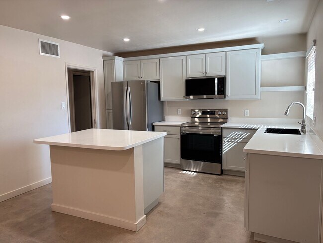 Building Photo - 3 Bedroom Brick Home