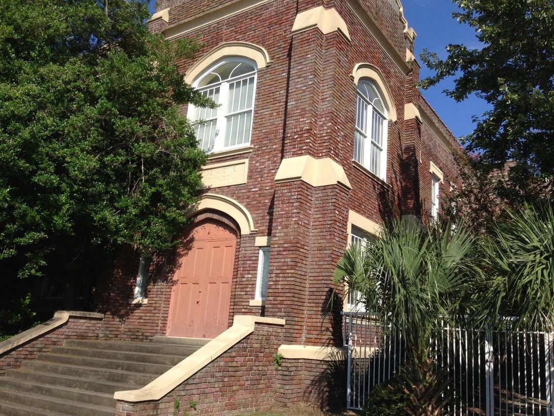 Primary Photo - 70 Carolina St