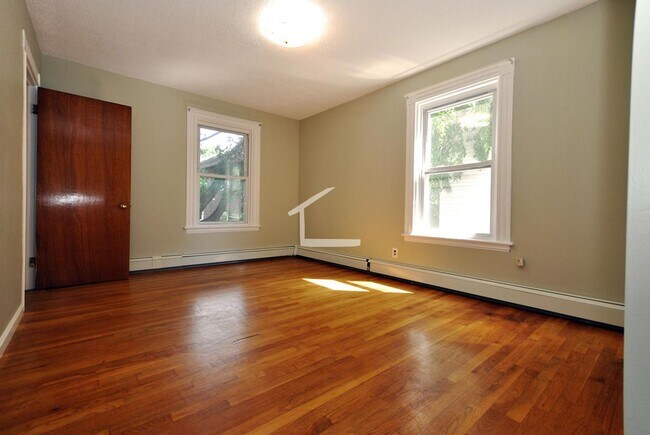 Foto del edificio - HOT BROOKLINE LISTING!!!!!