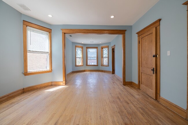 Foto del edificio - 2235 N Springfield Ave