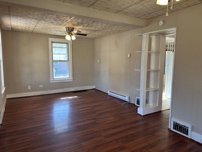 Building Photo - 2-Bedroom, 1-Bathroom single family home l...