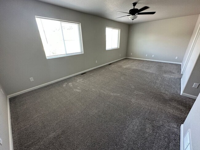 Building Photo - 3 BED 3 BATH TOWNHOME WITH AMAZING MOUNTAI...