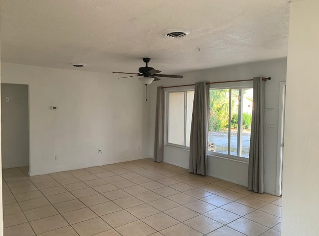 Building Photo - 2127 Bougainvillea St