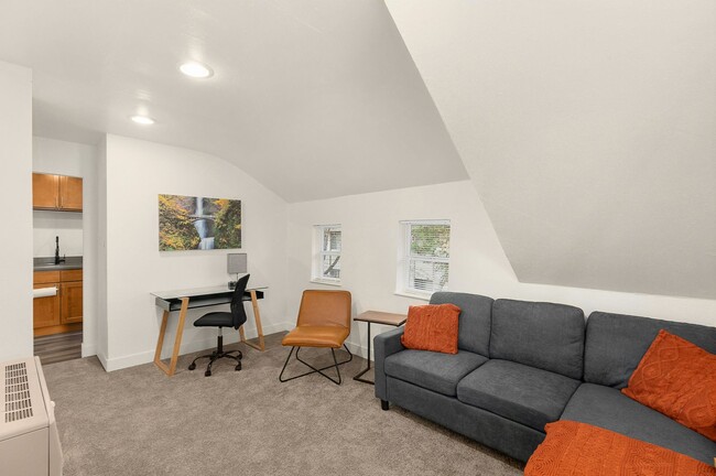 Building Photo - For Rent – 1 Bed / 1 Bath Apartment in Lak...