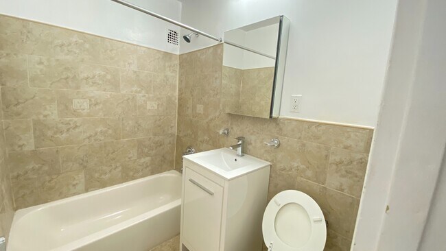 Foto del edificio - 1200 Gravesend Neck Rd