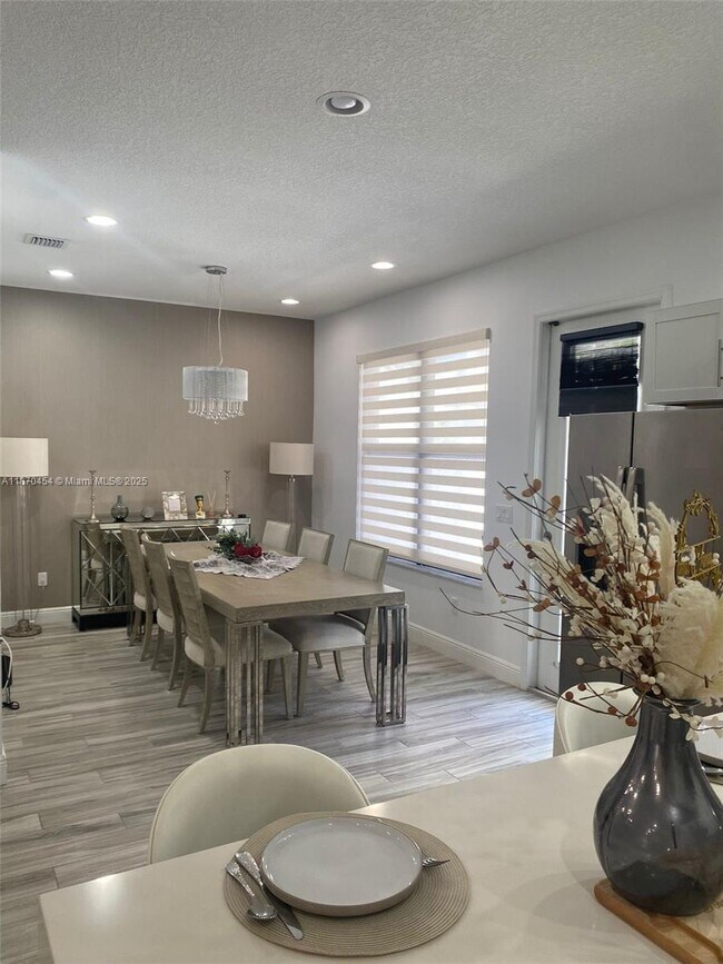 Foto del edificio - 20915 NW 1st Ct