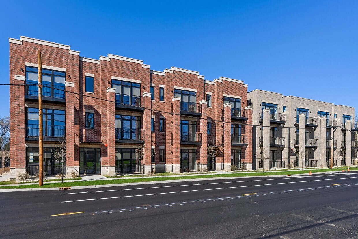 Foto principal - 830 E Irving Park Rd