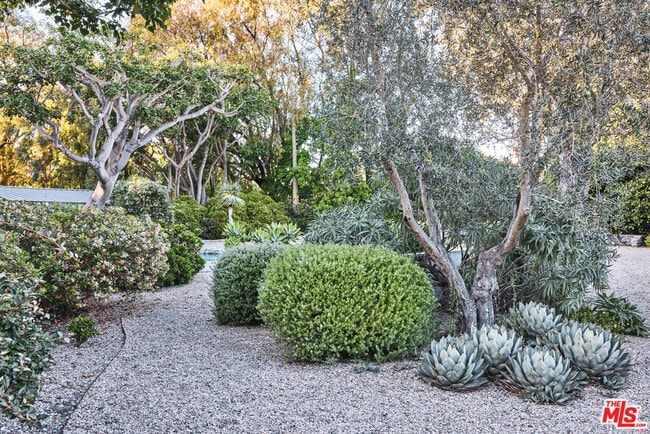 Foto del edificio - 6715 Fernhill Dr