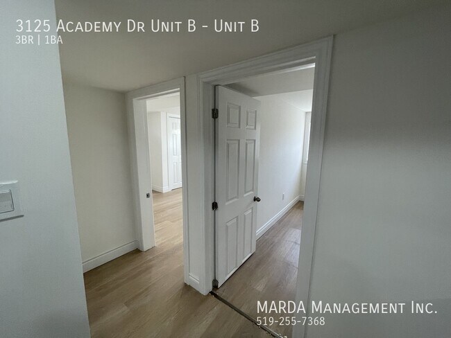 Photo du bâtiment - RENOVATED 3 BED/1 BATH LOWER UNIT +  HYDRO, 40% GAS & 40% WATER!