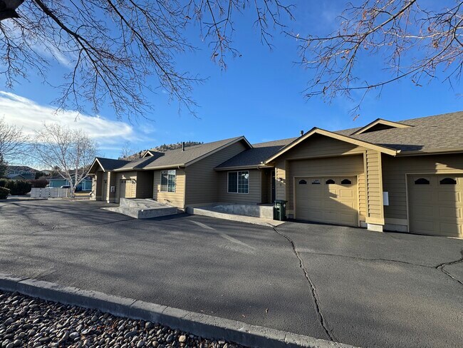 Foto del edificio - 2062 NE Chanel Ct