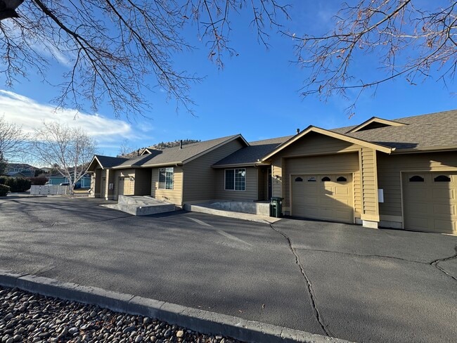 Building Photo - 2062 NE Chanel Ct