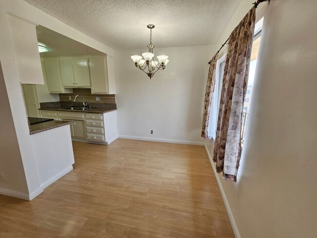 Building Photo - 2 Bed/ 2 Bath, TOP FLOOR CONDO