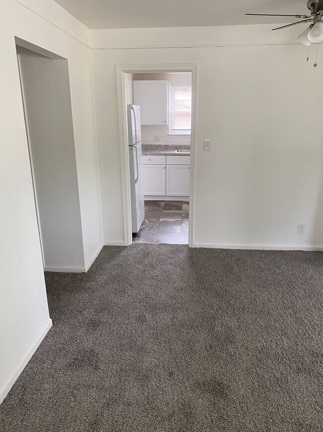 Foto del edificio - Freshly painted 3 bedroom, 1 1/2bath ranch...