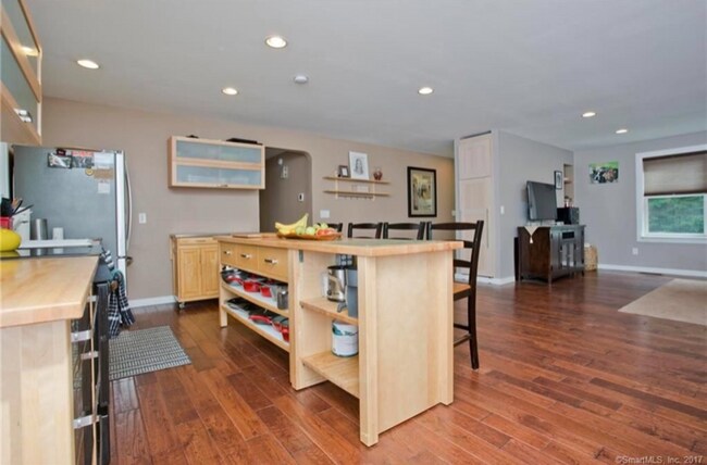 Foto del edificio - 132 Brainard Rd