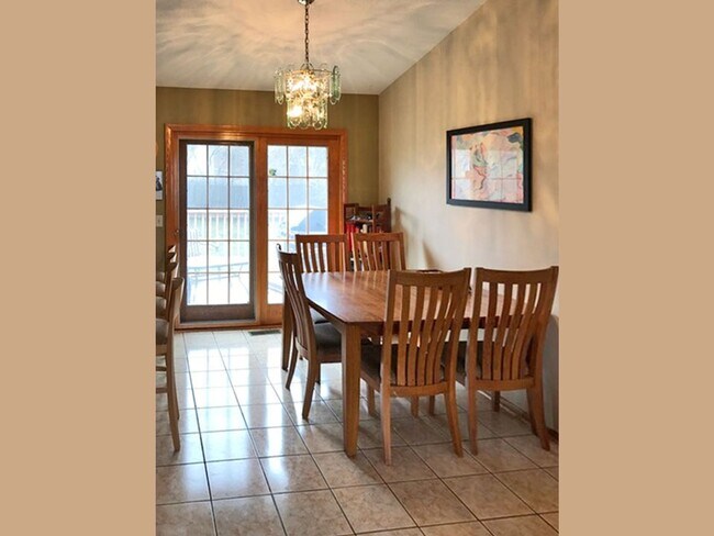 Building Photo - 4Bed*2Bath House*2000 SqFt Vaulted Ceiling...