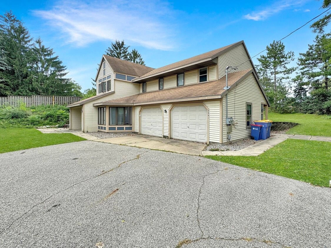 Primary Photo - Check out this amazing 4 bedroom 1.5 bathr...