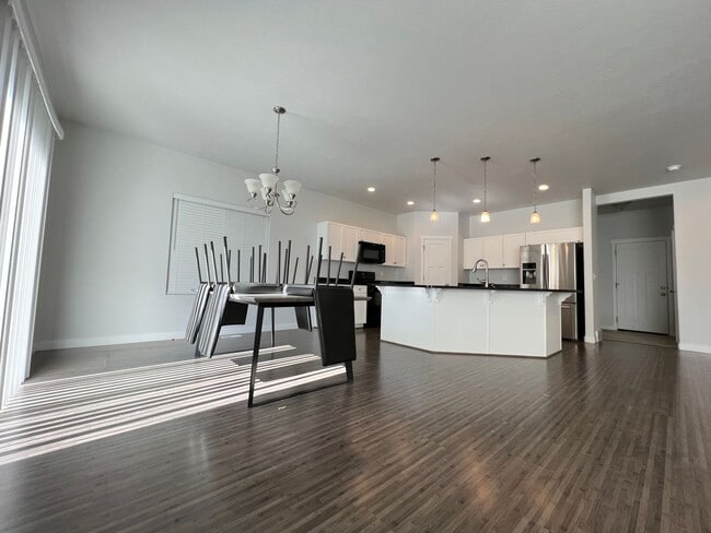 Building Photo - 3 Bd/2.5 Ba Single Family Home in Bluffdale