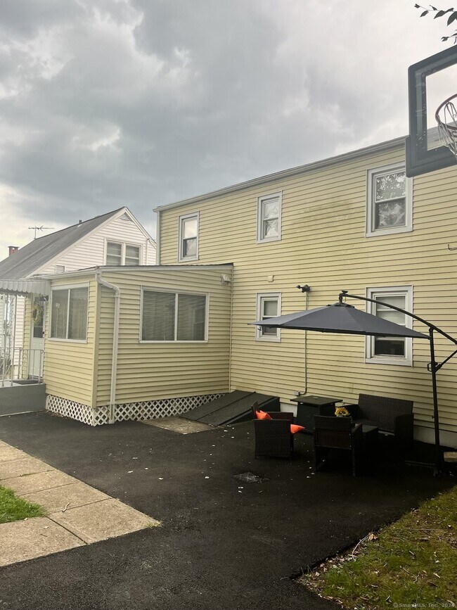 Foto del edificio - 236 Goldenrod Ave