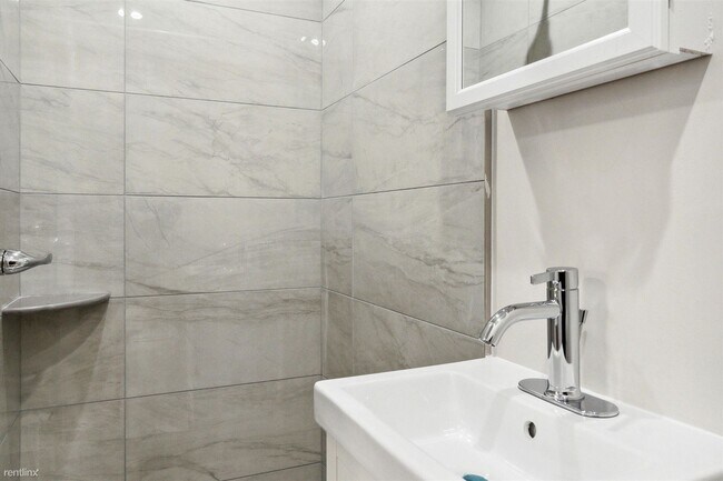 Foto del edificio - 6 br, 6 bath Triplex - 2025 N 16TH ST Unit 3