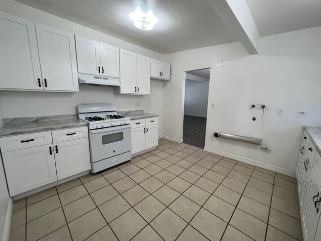 Building Photo - 4BD/2BA In La Mirage. Nice Backyard!