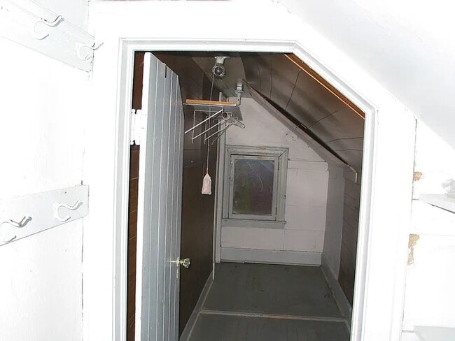 Building Photo - Beautiful 4 bedroom, 2 bath Colonial.