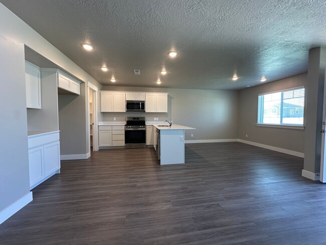 Foto del edificio - New Never Lived in Springville Townhome Fo...