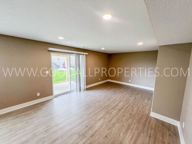 Foto del edificio - Price Reduction!!! 4 Bedroom 3.5 bathrooms...