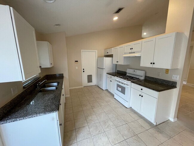 Building Photo - 3 Bedroom/2 Bathroom Single Family Home