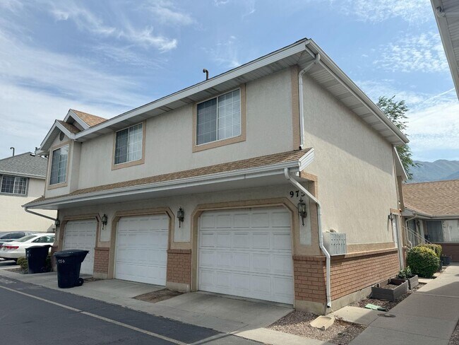 Building Photo - 975 S 250 W St