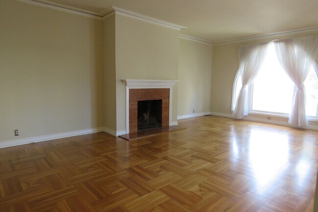 Building Photo - Huge 2 Bedroom flat with 2 Car Tandem Parking