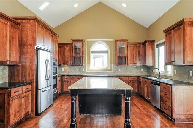 Building Photo - 8156 Bittersweet Dr, Lenexa, KS, 66220