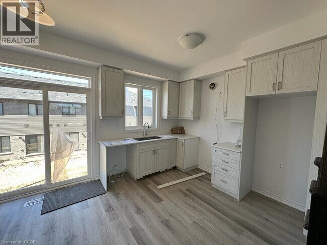 Building Photo - 461 Blackburn Dr