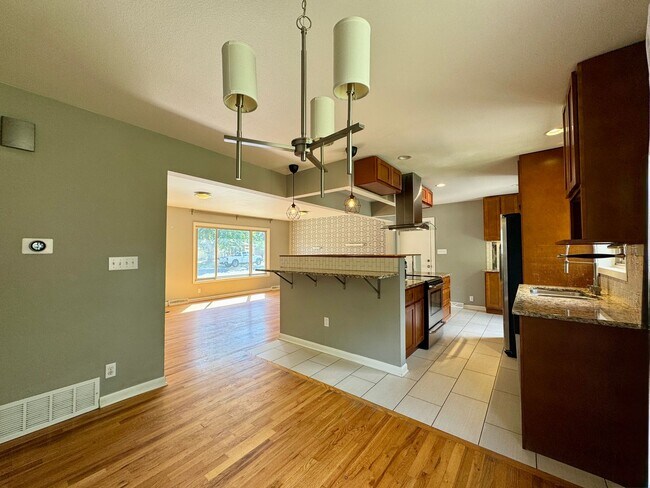 Building Photo - Large Single Family Home Available NOW!!