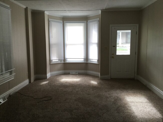 Foto del edificio - 3 Bedroom, 2 1/2  Bathroom half duplex, $1...