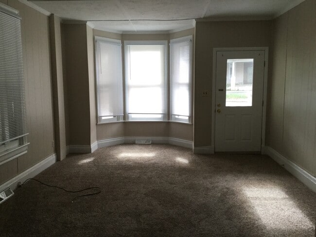 Building Photo - 3 Bedroom, 2 1/2  Bathroom half duplex, $1100 mo - Available December 19