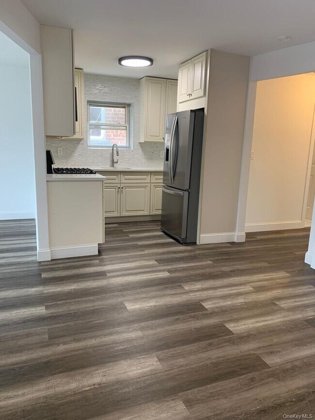 Foto del edificio - 4410 Baychester Ave