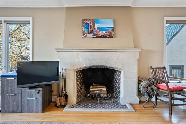Foto del edificio - 4344 W Lake Harriet Pkwy