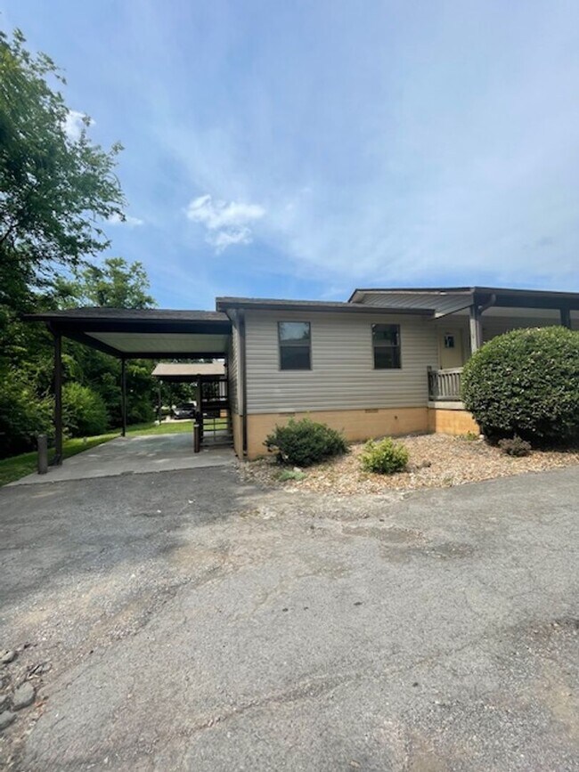 Building Photo - Alcoa City Schools  2 bedroom 2 bath call ...