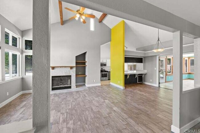 Building Photo - GORGEOUS 3 BEDROOM 2 BATH SINGLE FAMILY HO...