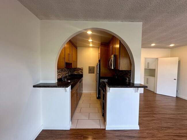 Foto del edificio - 12737 Matteson Ave