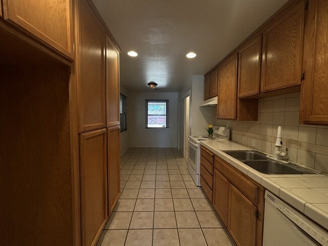 Building Photo - 1334 Grape Ave