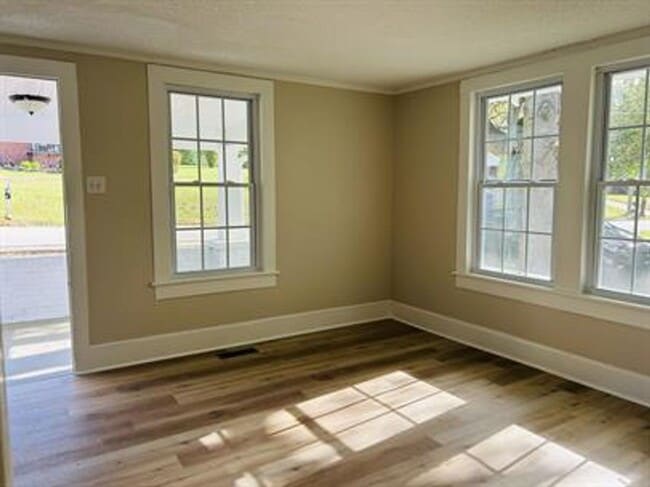 Photo - 3/2 Available Now! House