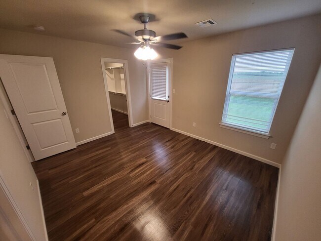 Foto del edificio - 3 bed 2 bath 2 car garage with fenced yard...