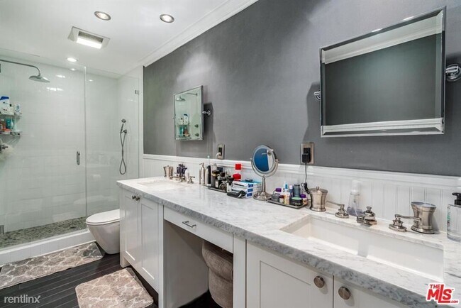 Building Photo - 2 br, 2 bath Condo - 8455 Fountain Ave Uni...